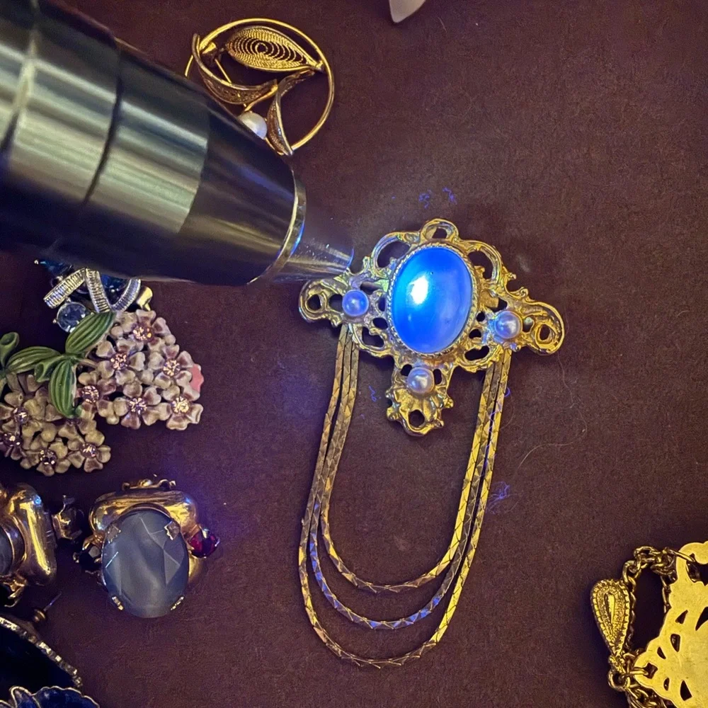 Vintage Elegant Gold and Glow with black light Victorian Faux Pearl Brooch - Picture 4 of 8